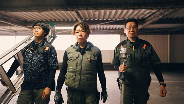 現場での作業に向かう3人の技術スタッフのチーム