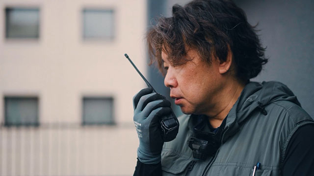 無線で指示を伝える現場リーダー