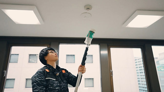 感知器の動作確認を行うスタッフの点検作業