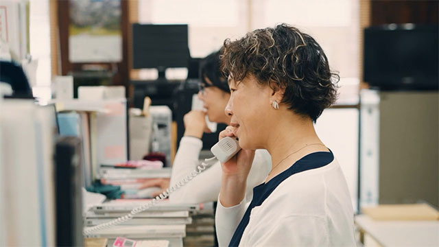 オフィスでお客様対応をするスタッフ